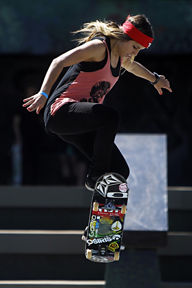 A paulista Leticia Bufoni em manobra durante a prova que lhe rendeu a medalha ouro na final do skate street. | 