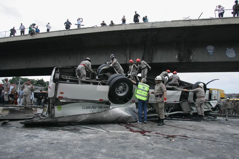 Causa do acidente teria sido a briga entre o motorista e um passageiro, segundo testemunhas | Carlo Wrede/O Dia