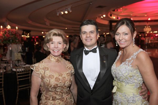 A inesquecível comemoração dos 131 anos do Clube Curitibano II -Niroá Ribeiro Glaser com o presidente do Clube Curitibano, Joaquim Miró, e Maria Cristina | Gustavo Garret