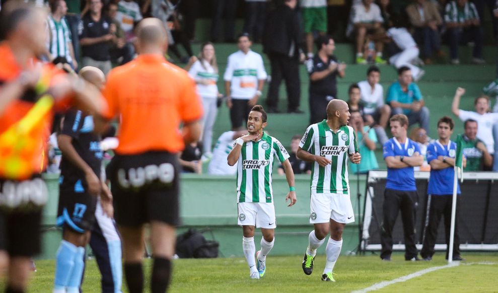 Rafinha provocou o Londrina na comemoração do gol da virada | Bruno Covello/Gazeta do Povo