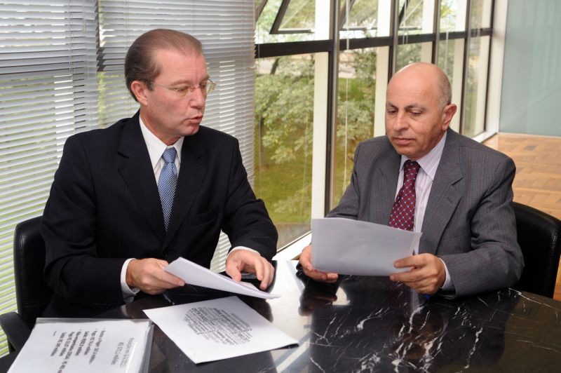 Procurador-geral do município de Curitiba, Joel Macedo Neto, entregou ao procurador-geral de Justiça do MP-PR, Gilberto Giacoia, nesta quinta-feira (11), relatório que aponta as pendências deixadas pela gestão anterior. Segundo a Prefeitura, pendência seria a maior da história da cidade | Everson Bressan/ Prefeitura Municipal de Curitiba