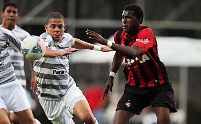 Douglas Coutinho em busca da bola. Ele marcou o 11º gol dele no Estadual |