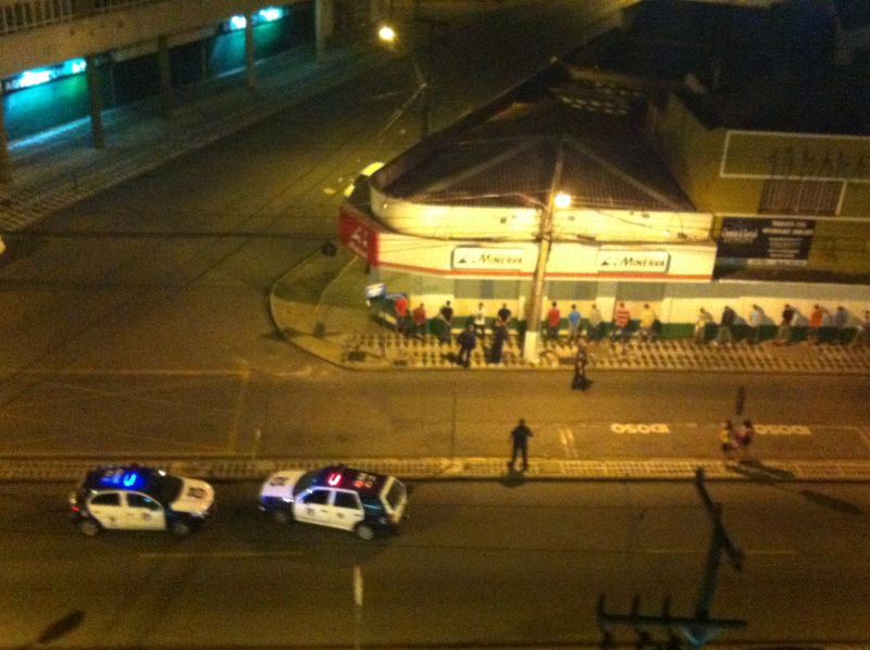 Imagem mostra grupo de aproximadamente 20 jovens, no bairro Portão. Eles tentaram escalar uma estação-tubo e a Guarda Municipal foi acionada | Valdomiro Mendes/leitor