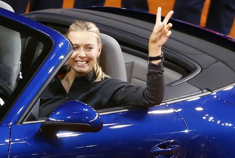 Sharapova com seu novo Porsche após a conquista em Stuttgart | Reuters