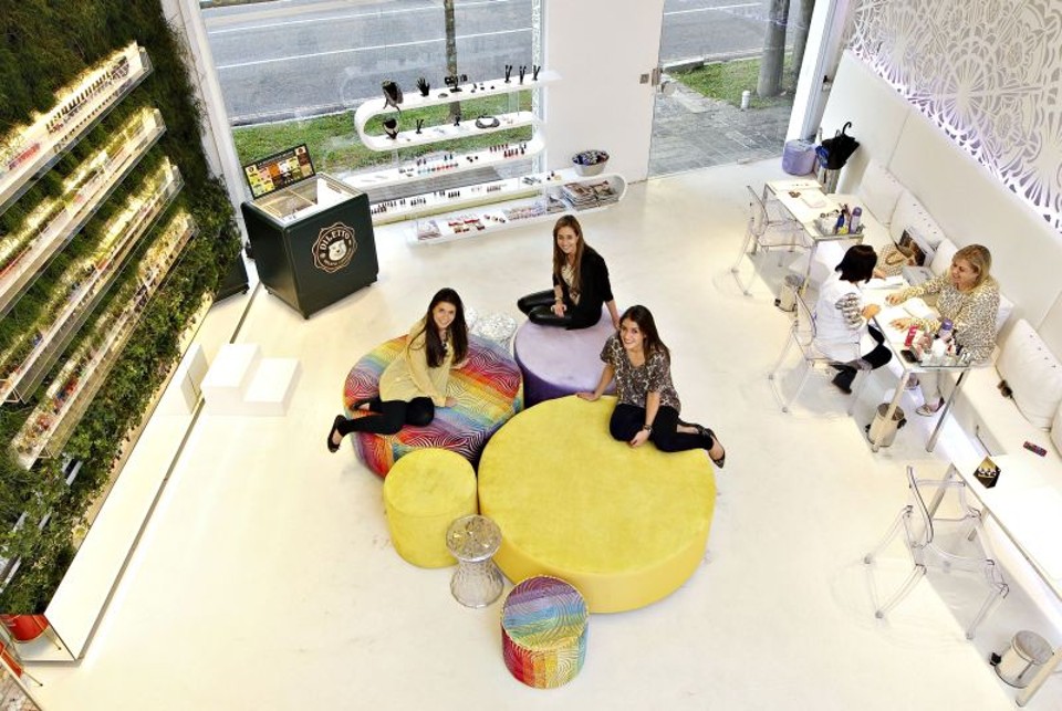 Bettina (de amarelo), Laiane (ao centro) e Paula: administradoras no diploma, empresárias na prática | Daniel Castellano/ Gazeta do Povo