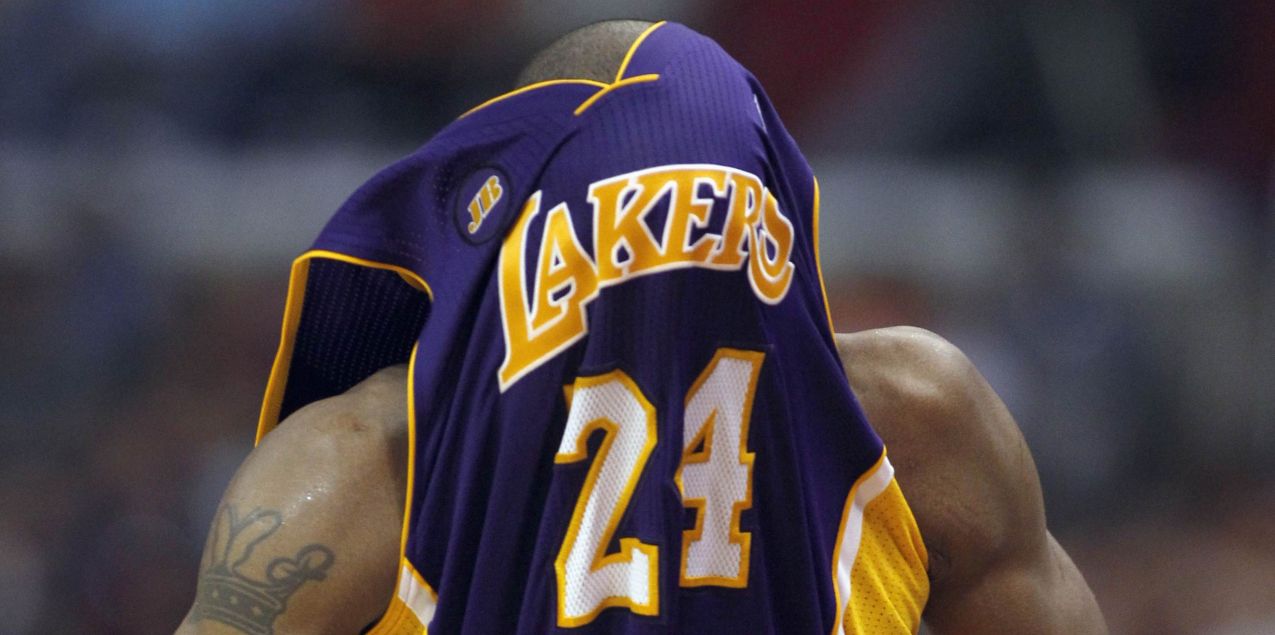 Kobe esconde o rosto durante jogo do Lakers | Reuters
