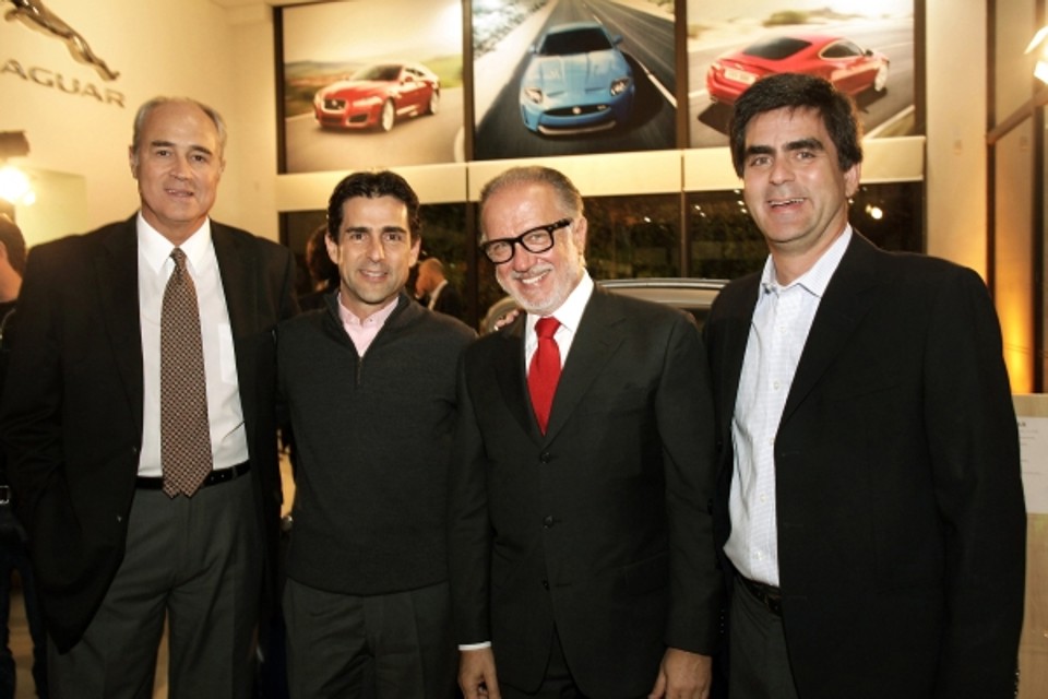Os diretores da Euro Import Pedro Prosdócimo (à esq.) e Ricardo da Cunha Pereira (à dir.) receberam o conselheiro do grupo UAB Motors, o ex-piloto André Ribeiro, e o advogado Luiz Rodrigues Wambier (de gravata vermelha) para o coquetel de inauguração da concessionária Euro Import Jaguar, na última quinta-feira | Julio César Souza