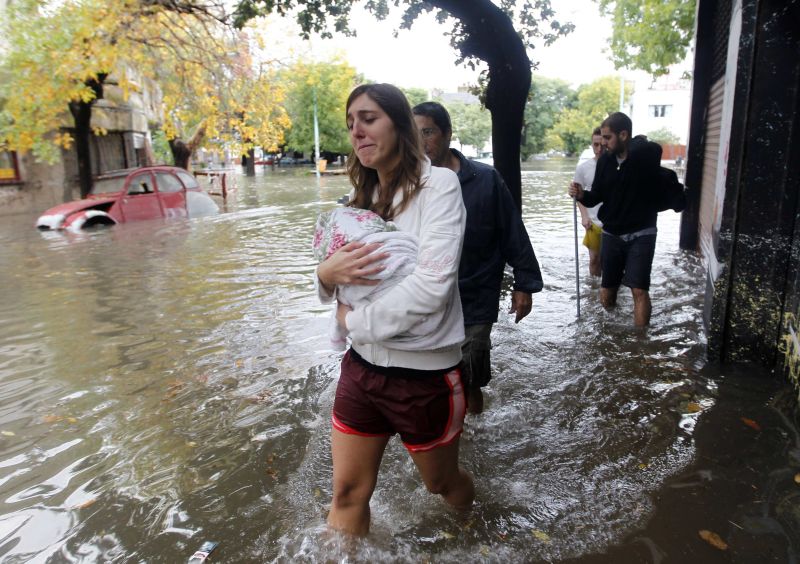 Chuva alagou diversas áreas de Buenos Aires. Moradores deixaram as casas devido aos alagamentos | REUTERS / Enrique Marcarian
