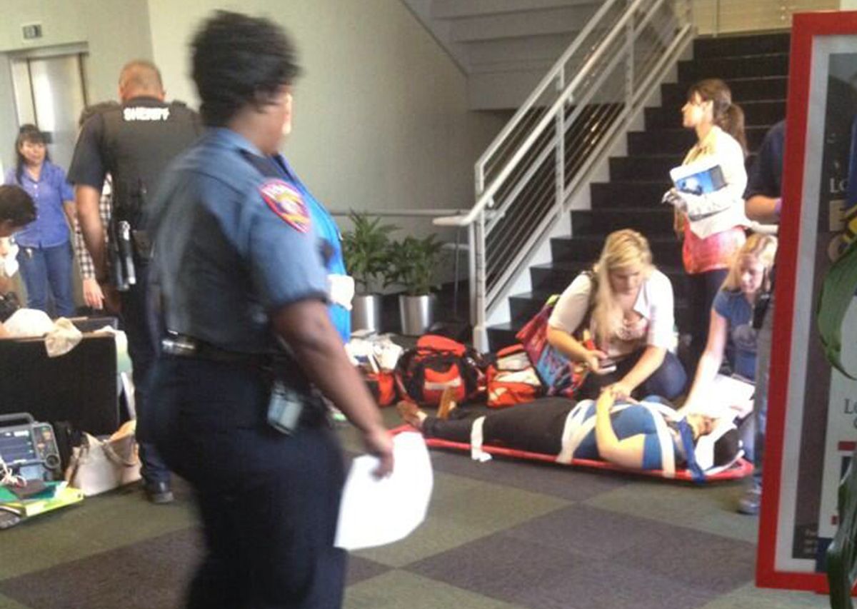 Vítima é atendida pelos médicos após ataque de estudante que feriu 14 em universidade no Texas | Reuters/Maya Khalil