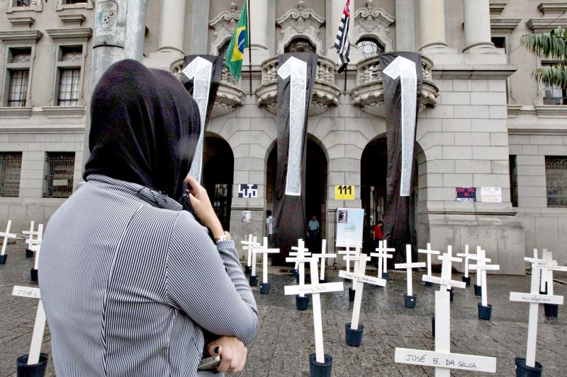 Estudantes instalaram ontem 111 cruzes no centro de São Paulo para lembrar os presos mortos | Apu Gomes/Folhapress