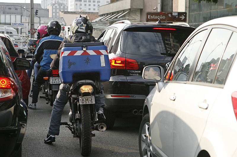 Em 2012, dos 56.353 acidentes de trânsito registrados pelo banco de dados da corporação, 31.872 tiveram motocicletas entre os veículos relacionados | Antônio More / Agência de Notícias Gazeta do Povo