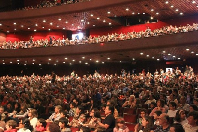 Concerto para Crianças - Projeto da Orquestra Sinfônica do Paraná (OSP), inaugurado no ano passado, realiza concertos de música clássica para crianças, com caráter lúdico. O primeiro concerto da série, em março de 2012, lotou o Guairão, e a fila para entrar se estendeu até ruas paralelas |
