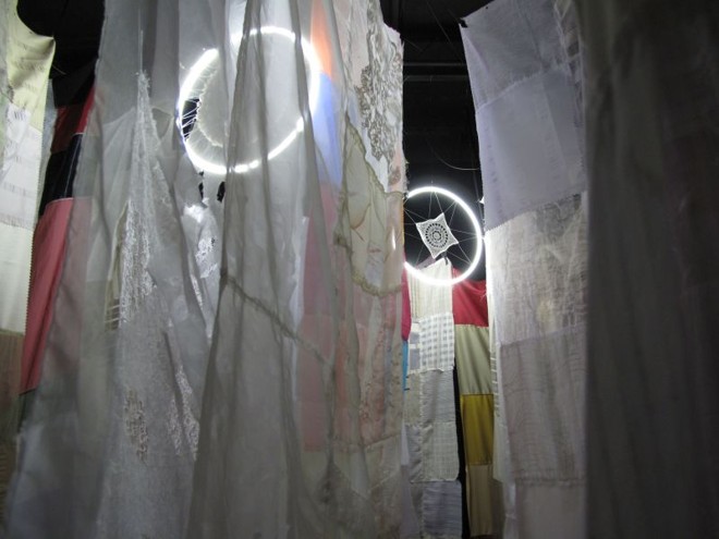 Espaço conta com salas multiuso, onde se encontram instalações de artistas locais |