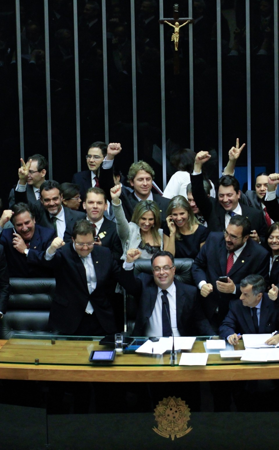 Comemoração na Câmara após aprovação de novos tribunais | Wenderson Araújo/ Gazeta do Povo