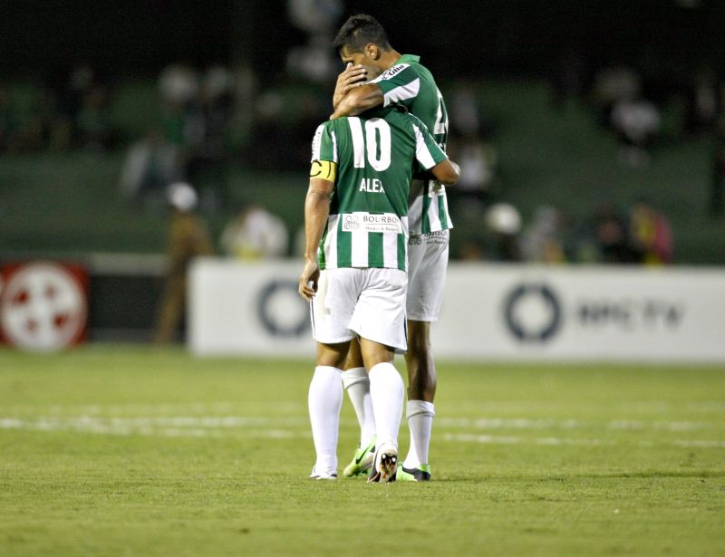 O zagueiro Escudero abraça o capitão Alex: dupla abriu caminho para a goleada do Coritiba | André Rodrigues/ Gazeta do Povo