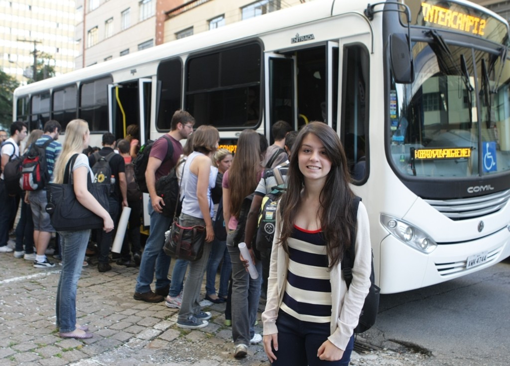 Andressa Prateano está entre os 600 alunos da Federal que usam o serviço de transporte gratuito