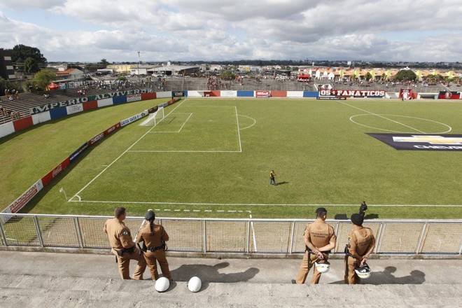 Policiais observam o campo antes do jogo |