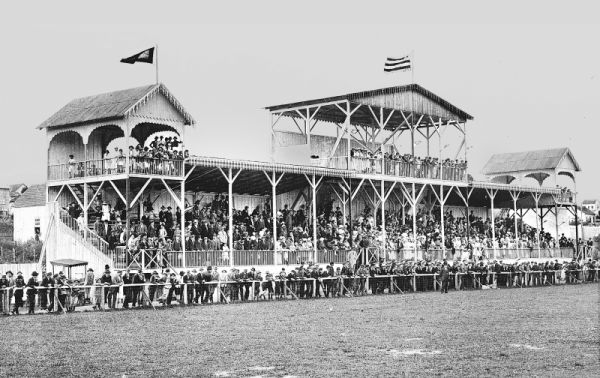 A velha Baixada, quando ainda pertencia ao Internacional F.C., em 1915. Época em que nem por sonho se imaginava em jogos da Copa do Mundo | Acervo Cid Destefani