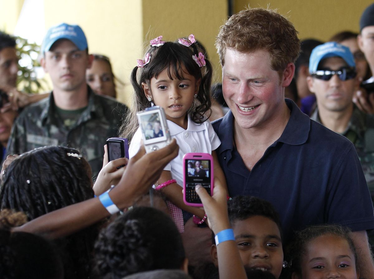 Harry visitou o Complexo do Alemão, em sua visita ao Rio de Janeiro, em 2012 | REUTERS/Suzanne Plunkett