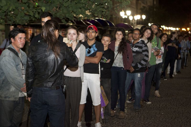 Atores distribuem cartas para o público, que após disputa determina qual dos quatro finais diferentes será apresentado na peça "Hasard", do Grupo Erro | Marcelo Andrade/Gazeta do Povo