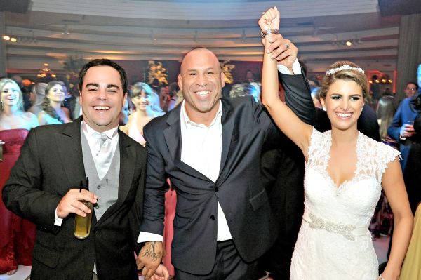 O lutador Wanderley Silva (ao centro) protagonizou uma cena divertida no casamento do empresário Diego Galléas, dono do Citra Bar, e da advogada Marcella Guedes, no último sábado, no Clube Curitibano. Amigo do noivo, ele levantou o braço dela por ter nocauteado Diego | Gerson Lima