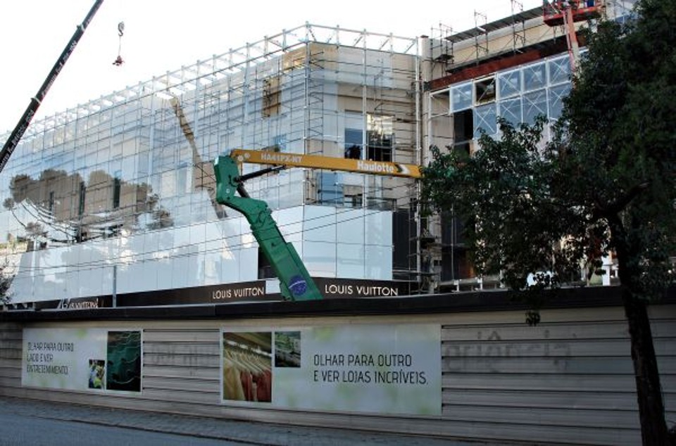 Olha a Louis Vuitton aí, gente! A coluna flagrou, em meio às obras finais do Pátio Batel, a logomarca da famosa e badalada grife francesa (visível da rua) já instalada na fachada do novo shopping da cidade. A loja da LV será uma das maiores do empreendimento, que abre as portas no dia 28 de maio | Mauro Campos