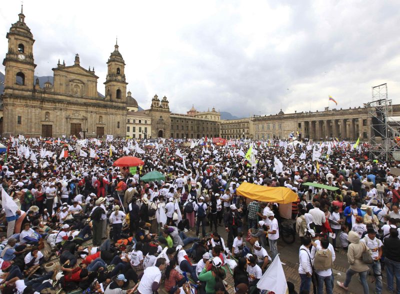 Milhares de colombianos saíram nesta terça-feira (9) às ruas de Bogotá para apoiar o processo de paz do governo com a Farc e pedir o fim do conflito armado no país | REUTERS/Jose Miguel Gomez