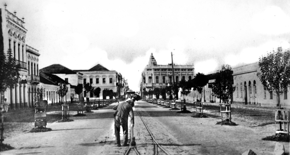 Avenida Luiz Xavier no ano de 1903: o homem presta serviços como limpador dos trilhos por onde circulavam os bondinhos de mulas desde 1887. Ao fundo a Rua XV de Novembro | Acervo Cid Destefani