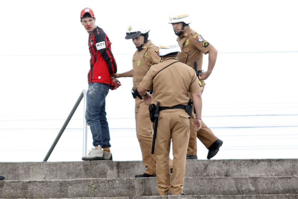 Policiais encaminham torcedor que apanhou durante o jogo | Henry Milléo/Gazeta do Povo