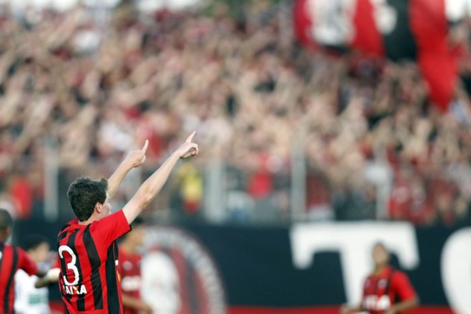 Zagueiro Rafael Zuchi comemora gol atleticano na Vila Olímpica | Henry Milléo / Gazeta do Povo