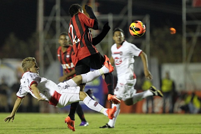 Lateral Léo, que substituiu Jonas, é atingido por rival | 