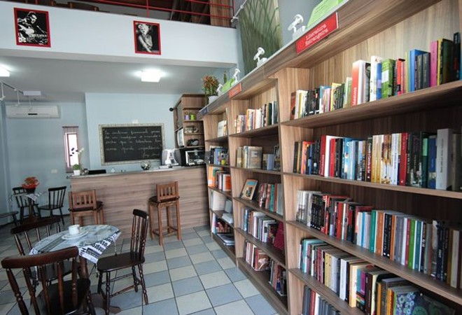 Aberta em outubro de 2012, Poetria tem acervo focado na literatura e títulos nacionais |