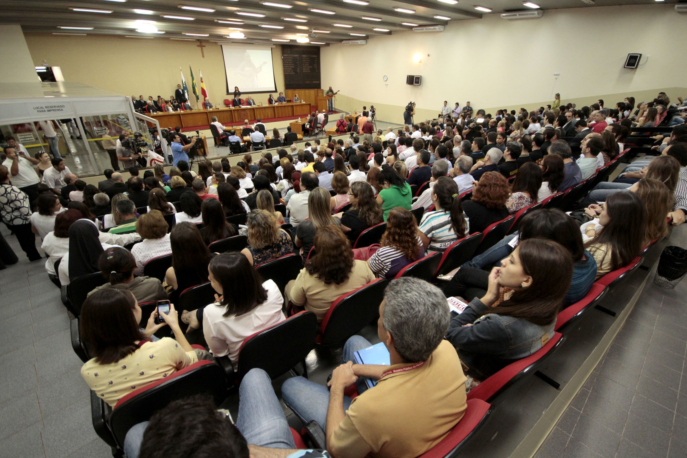 Ato contra a PEC 37 reuniu mais de 300 pessoas na Câmara de Vereadores de Maringá | Ivan Amorin