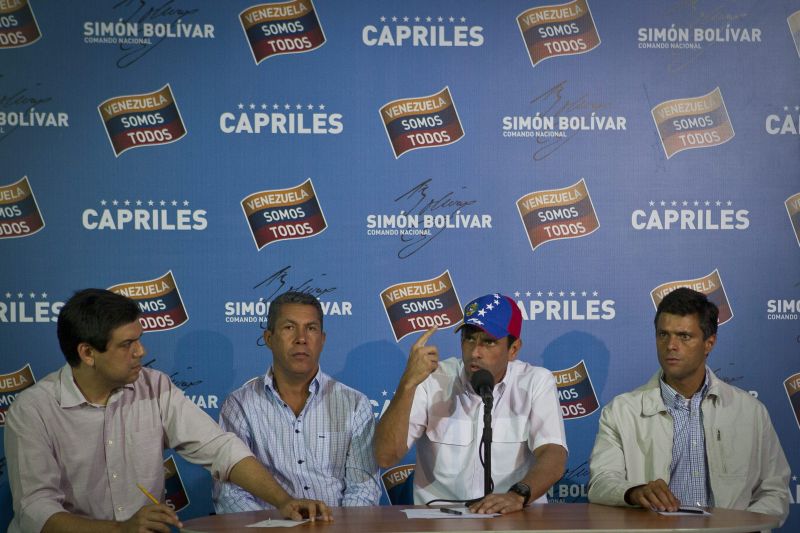 O candidato, Henrique Capriles (de boné), pediu que sejam feitos panelaços na Venezuela para pedir a recontagem dos votos na eleição em que saiu derrotado para Nicolás Maduro | EFE/BORIS VERGARA
