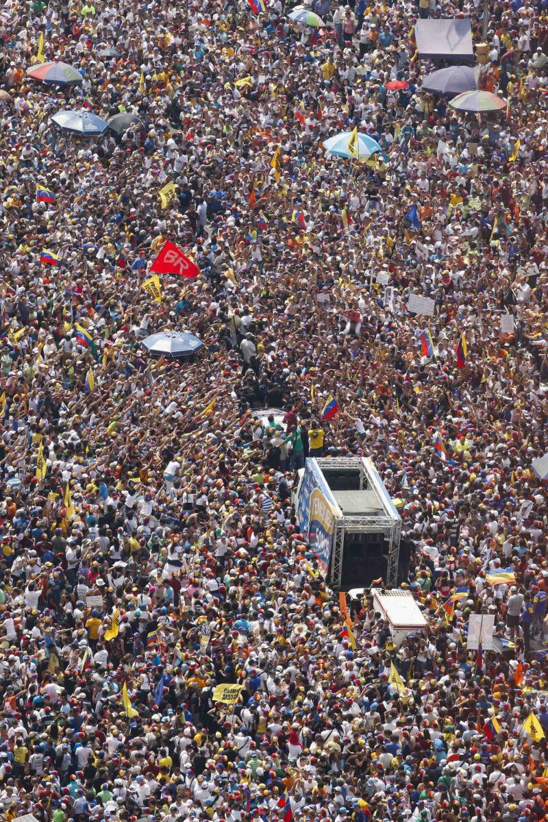 Centenas de milhares de venezuelanos tomaram as ruas de Caracas neste domingo em apoio ao opositor Capriles | Edwin Montilva/Reuters