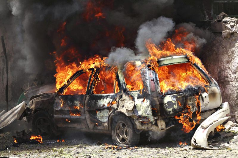 Carro queima em um dos ataques terroristas na Somália | Feisal Omar/Reuters