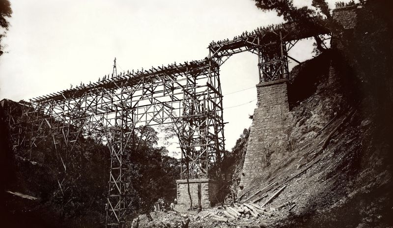 Imagem da construção de um viaduto na estrada de ferro Curitiba-Paranaguá em 1884 | Marc Ferrez/Acervo Intituto Moreira Salles/Divulgação