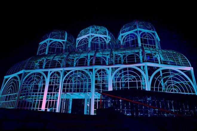 Estufa do Jardim Botânico ficou iluminada nesta terça-feira com a cor azul pelo Dia Mundial de Conscientização do Autismo. | 
