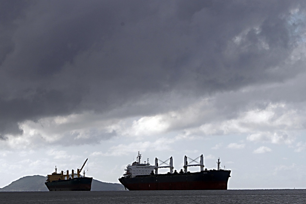 Além do aumento das exportações de milho, dias chuvosos interromperam operações no terminal paranaense neste ano. |