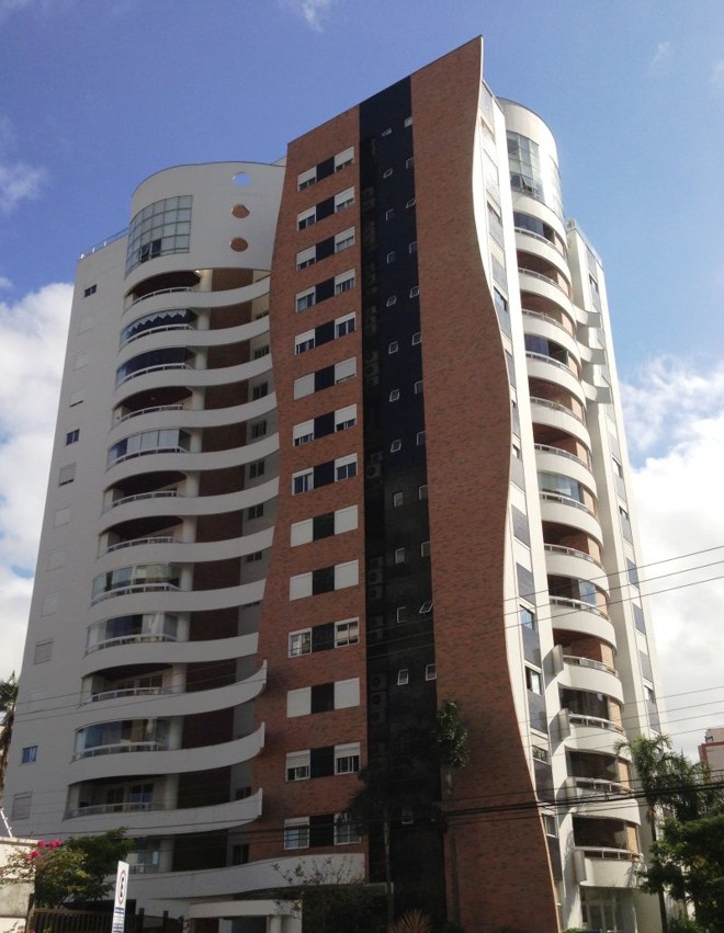 Edifício Juarez Machado, em Joinville (SC), por Doria Lopes Fiuza: dinâmica e movimento valorizam a esquina, aproveitam a insolação e o visual para cidade |