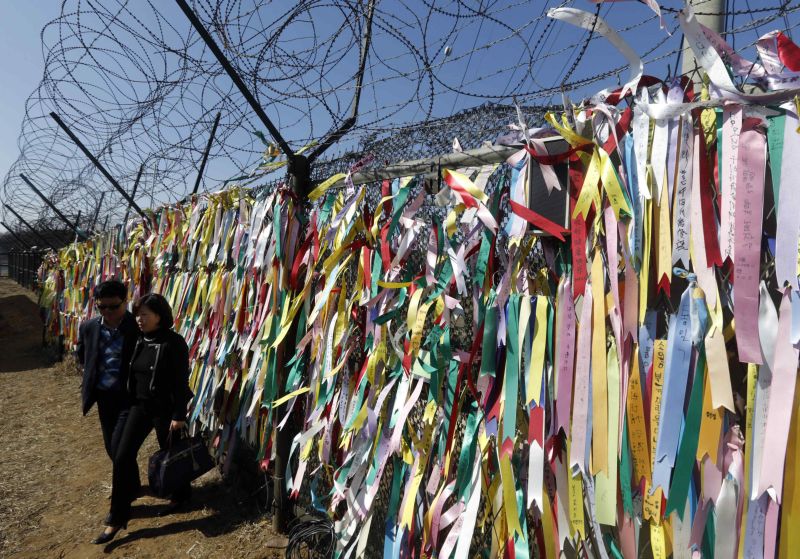 Casal passa por declarações de paz na fronteira entre as Coreias do sul e do norte em Paju, zona desmilitarizada | Lee Jae-Won/Reuters