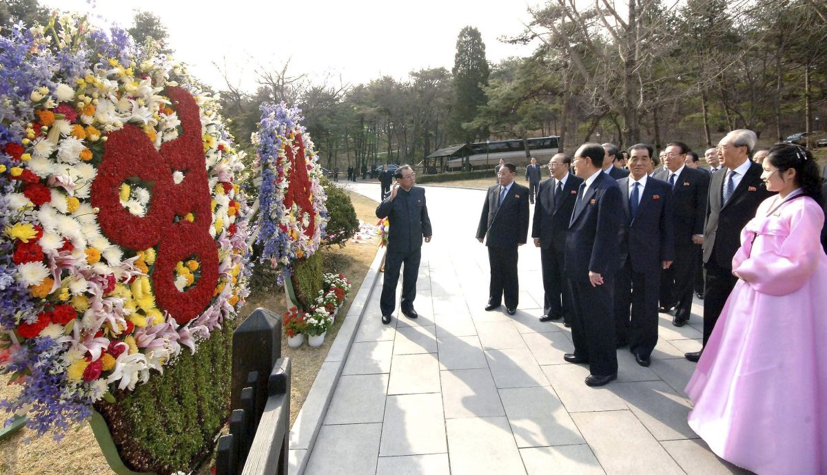 Oficiais norte-coreanos visitam Mankyongdae, local de nascimento de Kim Il-sung, fundador do país e que completaria 101 anos em 2013 | Reuters/KCNA