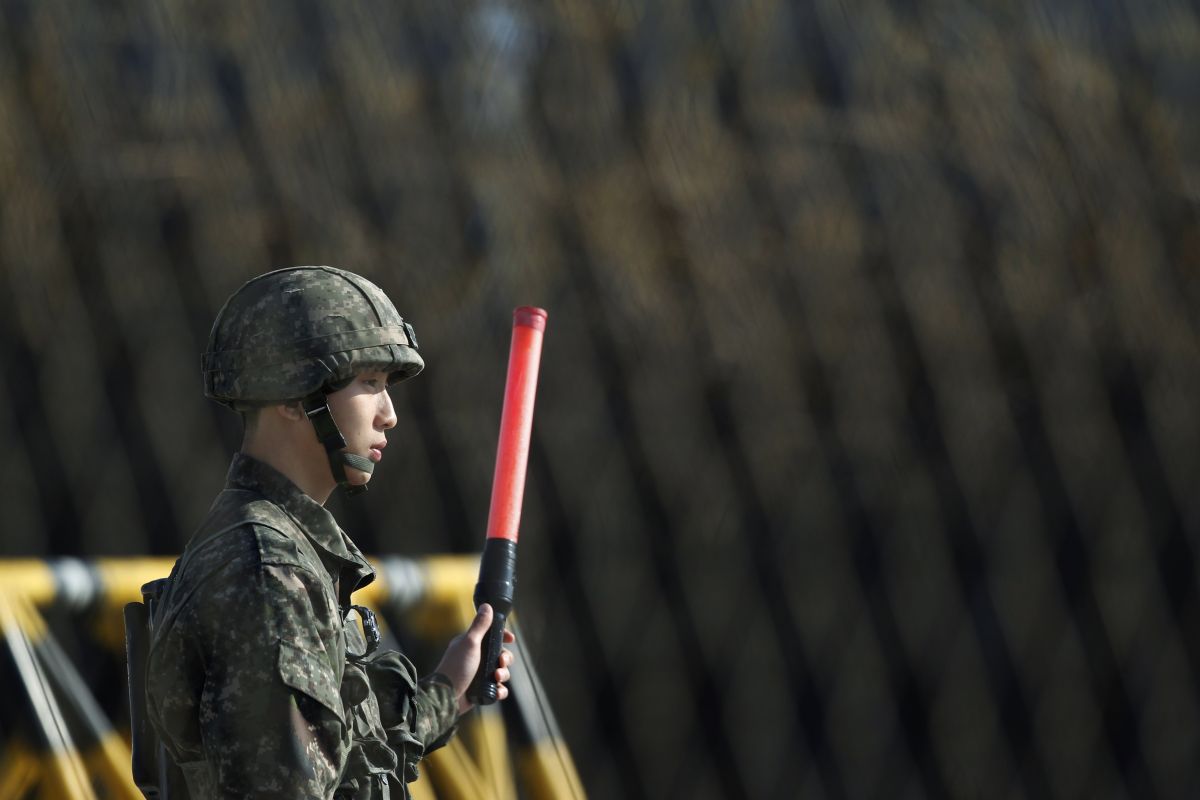 Soldado sul-coreano direciona o tráfego em um dos pontos de controle que dão acesso à zona desmilitarizada entre as duas Coreias | Reuters/Kim Hong-Ji