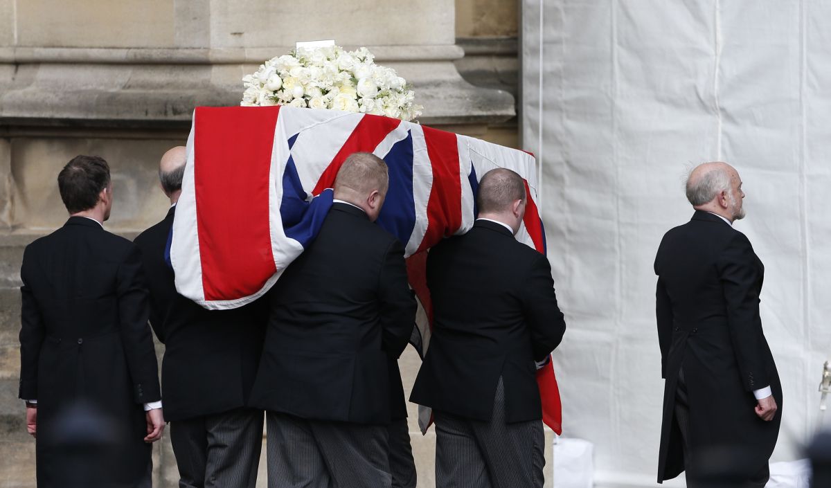 Guardas carregam o corpo da ex-primeira-ministra para o Palácio de Westminster | Reuters/Suzanne Plunkett