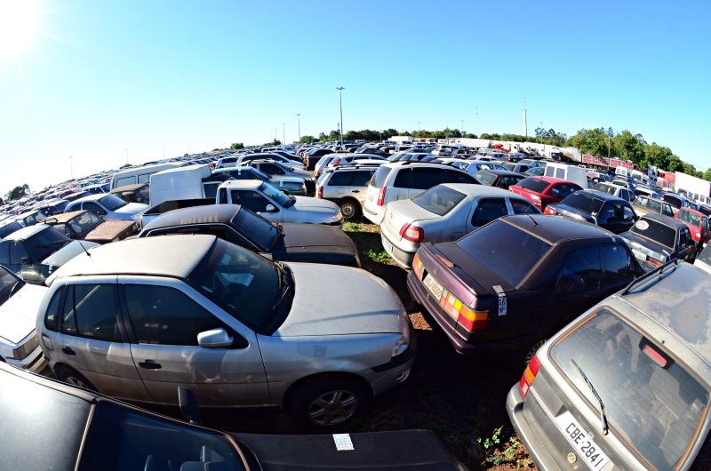 Apreensões diárias fizeram do pátio da Receita Federal um grande supermercado de automóveis. São 5 mil, de sucatas a modelos do ano. Após liberação judicial, os veículos são doados | Marcos Labanca / Gazeta do Povo