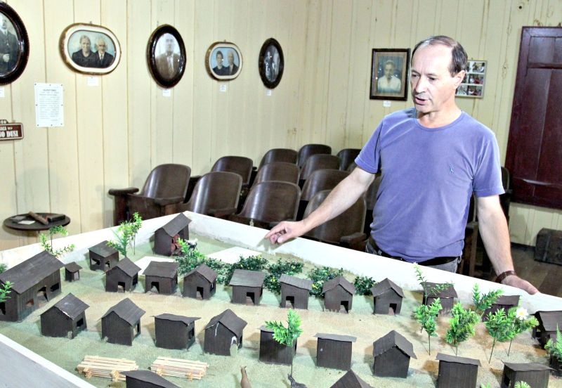 O pesquisador Arnoldo Monteiro Bach mostra uma maquete da Colônia Cecília, que ficava em Palmeira | Luciano Mendes/Gazeta do Povo