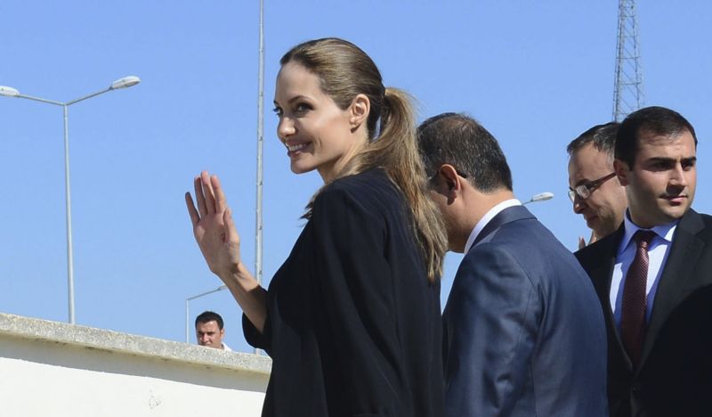 Angelina Jolie acena ao chegar ao campo de refugiados sírios na cidade de Kilis, no sudeste da Turquia | Reuters/Dilek Mermer/Compartilhamento