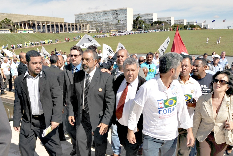 Senador Paulo Paim (centro) é o autor do projeto que permite benefícios a aposentados | Marcelo Casal/ABr