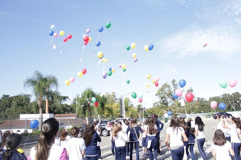 Cerca de 200 balões com poesias coloriram o céu do São Lourenço nesta segunda | Colégio Santa Maria/Divulgação
