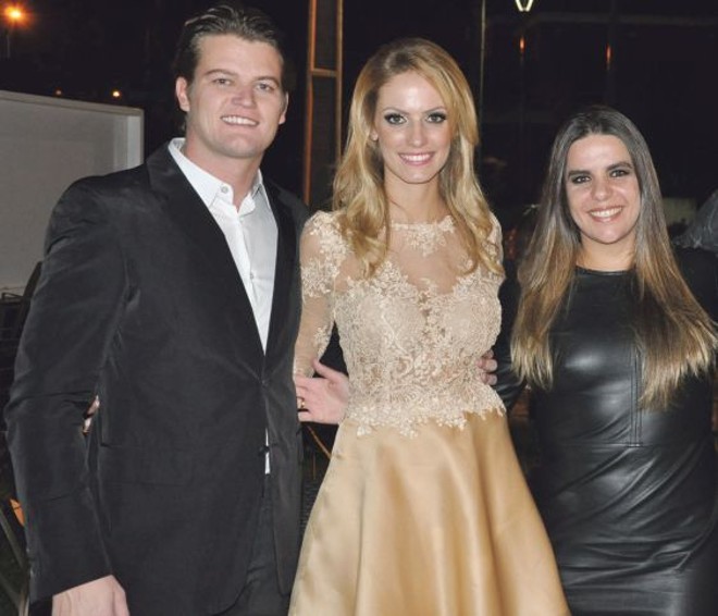 O piloto Lico Kaesemodel noivou com Giuliana Lucchesi durante jantar familiar, no último sábado, no Lucchesi Restaurante. Com eles na foto, Fabiana Lucchesi (à dir.), sócia da casa |